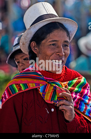 Donna Peruviana con qui il bambino in un mercato in Cusco Peru Foto Stock