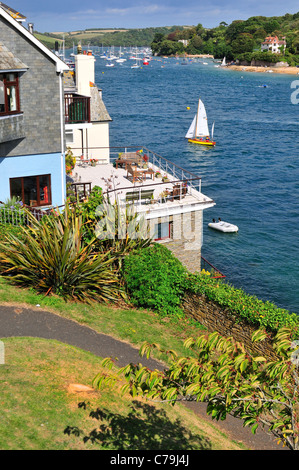 Scena da Salcombe, Devon guardando verso East Portlemouth Beach con un Salcombe yawl vela da Inghilterra, Regno Unito Foto Stock