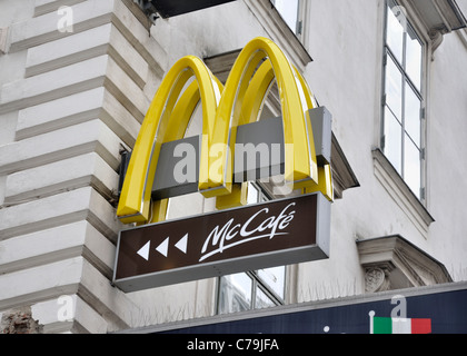 Segno McCafe, McDonalds, un ristorante fast food, Vienna, Austria, Europa Foto Stock