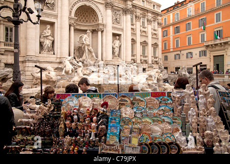 Negozio di souvenir a Fontana di Trevi Fontana di Trevi, Roma, Italia, Europa Foto Stock