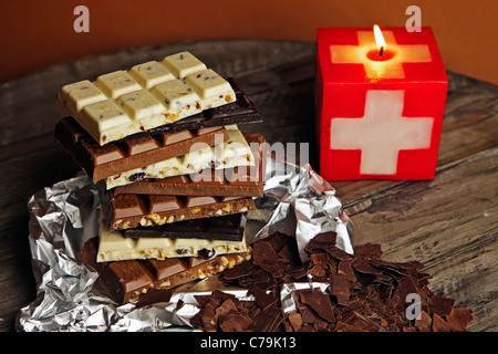 Il cioccolato svizzero per creare una torre impilati con candele svizzero Foto Stock