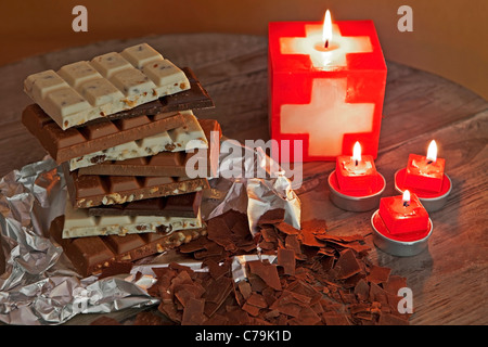 Il cioccolato svizzero per creare una torre impilati con candele svizzero Foto Stock