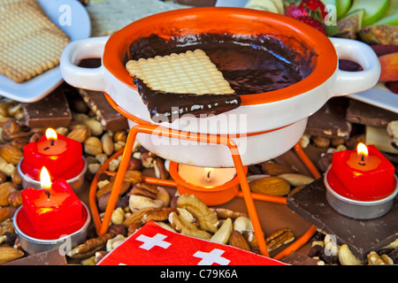 La Fonduta di cioccolato con frutta e biscotti Foto Stock