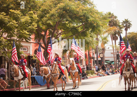 Equitazione partecipare nella giornata di apertura sfilata di vecchi giorni spagnolo Fiesta, Santa Barbara, California Foto Stock