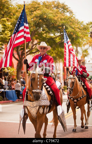 Equitazione partecipare nella giornata di apertura sfilata di vecchi giorni spagnolo Fiesta, Santa Barbara, California Foto Stock