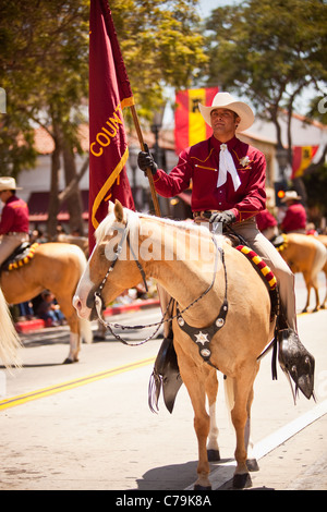 Equitazione partecipare nella giornata di apertura sfilata di vecchi giorni spagnolo Fiesta, Santa Barbara, California Foto Stock