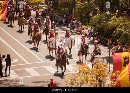 Equitazione partecipare nella giornata di apertura sfilata di vecchi giorni spagnolo Fiesta, Santa Barbara, California Foto Stock