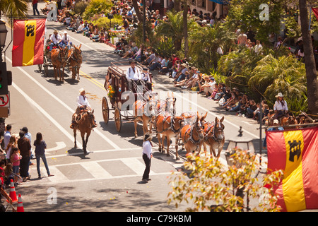 Stagecoach e cavalieri partecipare nella giornata di apertura sfilata di vecchi giorni spagnolo Fiesta, Santa Barbara, California Foto Stock