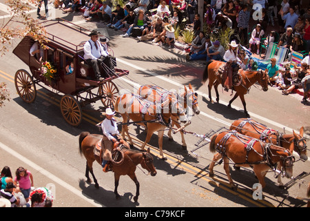 Stagecoach e cavalieri partecipare nella giornata di apertura sfilata di vecchi giorni spagnolo Fiesta, Santa Barbara, California Foto Stock