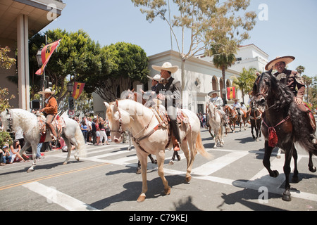 Ispanico equitazione partecipare nella giornata di apertura sfilata di vecchi giorni spagnolo Fiesta, Santa Barbara, California Foto Stock