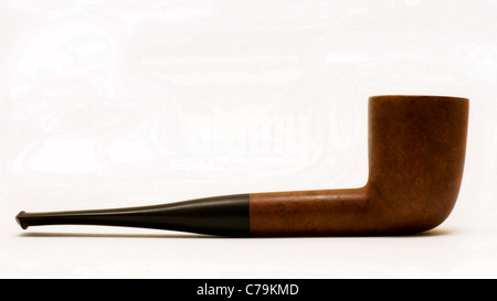 Tubo per fumare tabacco isolate su sfondo bianco. Foto Stock