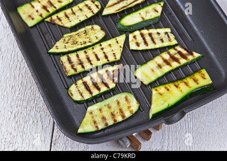 Zucchine Grigliate in una padella per grigliare su un coaster Foto Stock