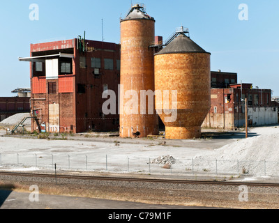 Forte forme industriali di abbandono di cartiera con soleggiati vecchi edifici in mattoni & silos contro il cielo blu chiaro Bellingham WA Foto Stock