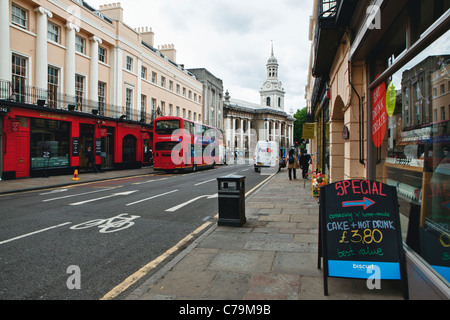 Double Decker bus sulla strada di Greenwich, Londra, Inghilterra Foto Stock