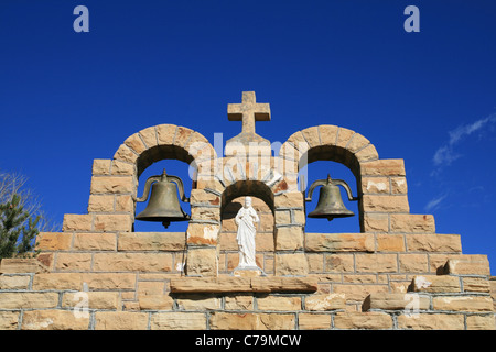 Stile spagnolo in missione le campane della chiesa con la statua di Gesù Foto Stock