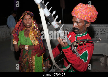 L'uomo gioca rawanhattha tradizionale strumento a corda Mandawa Rajasthan in India Foto Stock