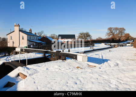 Il Cheshire, Inghilterra, Regno Unito. Serratura 5 a Bosley si blocca sul Macclesfield canal con la neve in inverno Foto Stock