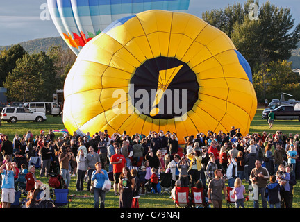 Lancio della sera all'Atlantic International Balloon Fiesta il 10 settembre 2011 in Sussex, Canada. Foto Stock