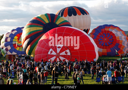 Lancio della sera all'Atlantic International Balloon Fiesta il 10 settembre 2011 in Sussex, Canada. Foto Stock