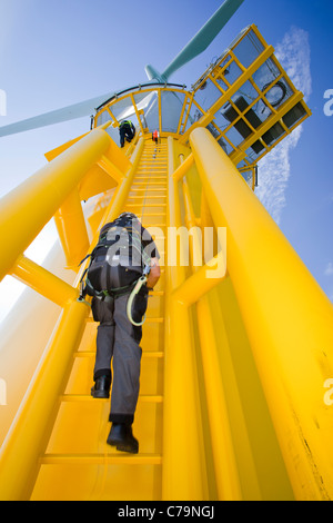 Un operaio si arrampica su una turbina, al Walney offshore wind farm che consiste di 102, 3,6 MW. Foto Stock