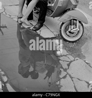 Stati Uniti d'America, Utah, Salt Lake City, la riflessione del giovane kissing vicino a scooter Foto Stock