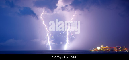 Il fulmine tempesta su Cancun Messico Foto Stock