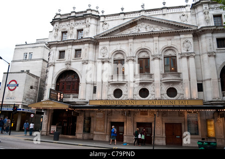 Wyndhams Theatre su Charing Cross Road che mostra Molto rumore per nulla, London, Regno Unito Foto Stock