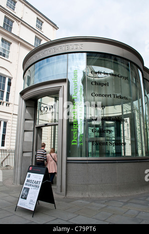 Ingresso in vetro per la cripta di St-Martin-in-the-Fields, London, Regno Unito Foto Stock