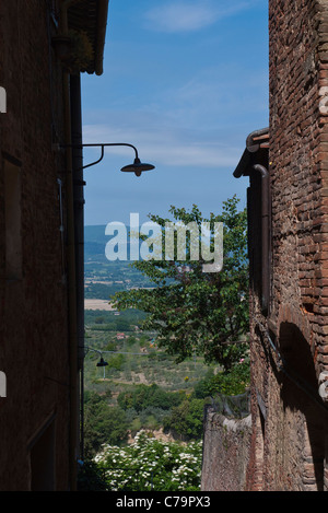 Dettagli architettonici dei lati di due vecchi edifici in mattoni inquadratura paesaggi lontani in Citta della Pieve, Umbria, Italia. Foto Stock