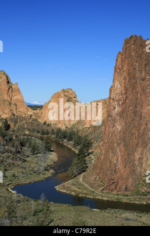 L'immagine verticale del fiume storte curvando passato le scogliere di Smith Rock State Park Foto Stock