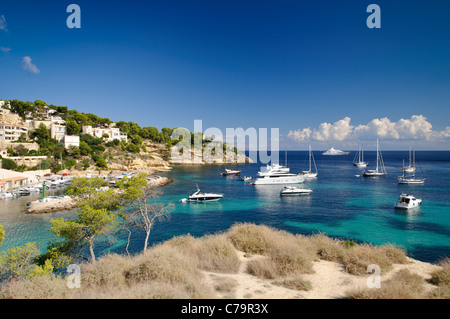 Barche in tre dita, baia di Cala Portals Vells, Cala Mago, Maiorca, isole Baleari, Spagna, Europa Foto Stock