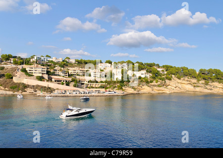 Barche in tre dita, baia di Cala Portals Vells, Cala Mago, Maiorca, isole Baleari, Spagna, Europa Foto Stock