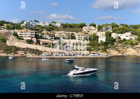 Barche in tre dita, baia di Cala Portals Vells, Cala Mago, Maiorca, isole Baleari, Spagna, Europa Foto Stock