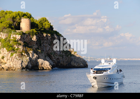 Yacht a motore in tre dita, baia di Cala Portals Vells, Cala Mago, Sa Caleta, Maiorca, isole Baleari, Spagna, Europa Foto Stock