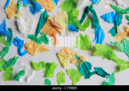 La carta velina colorata incollata al libro bianco sullo sfondo Foto Stock