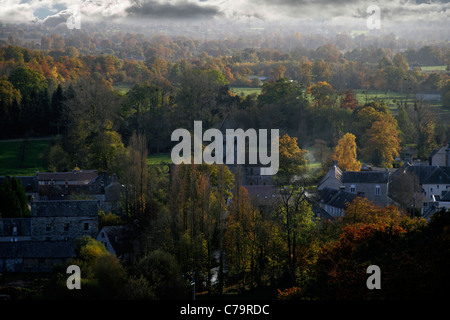 Paesaggio boscoso in autunno, in Domfront, chiesa romana : 'Notre Dame sur l'eau" (Orne, in Normandia, Francia, Europa), Foto Stock