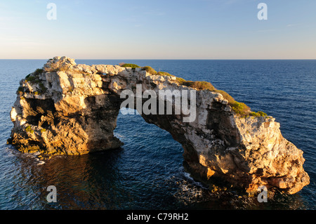 Es Pontas, una roccia naturale arch al largo della costa di Cala Santanyi, Maiorca, isole Baleari, Spagna, Europa Foto Stock