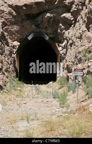 L'immagine verticale del pericoloso tunnel chiuso ingresso con recinto e firmare Foto Stock