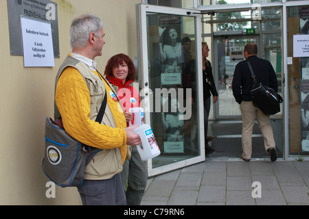 Il parlamentare danese il giorno delle elezioni 2011. Volontari fundraising anteriore di un luogo di voto in Copenhagen Foto Stock