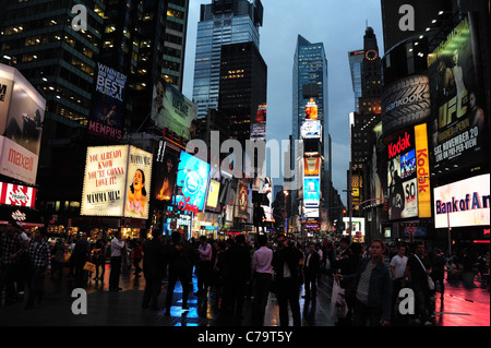 Crepuscolo serale vista, verso volte Tower, persone, blue rosso riflessioni, insegne al neon, grattacieli, Times Square, New York City Foto Stock