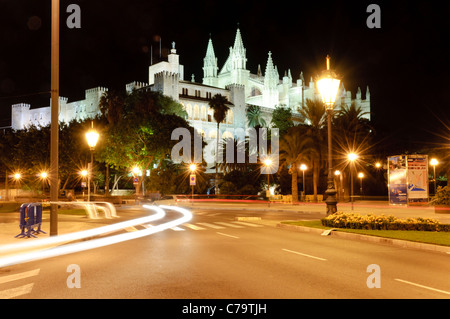 La Seu, illuminato cattedrale e punto di riferimento di Palma nella luce della sera, centro storico di Palma di Maiorca, Maiorca, SPAGNA Foto Stock