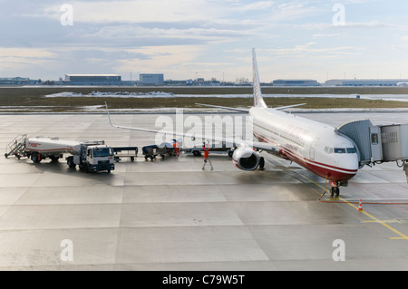 Airberlin aeromobili durante il caricamento, Leipzig-Halle aeroporto, Leipzig, in Sassonia, Germania, Europa Foto Stock