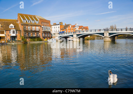 Ponte di Windsor, Monty's restaurant, altri Thames riverside proprietà in Eton visto da Winsor, Berksire, England, Regno Unito Foto Stock