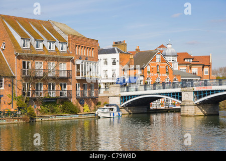 Ponte di Windsor, Monty's restaurant, altri Thames riverside proprietà in Eton visto da Winsor, Berksire, England, Regno Unito Foto Stock