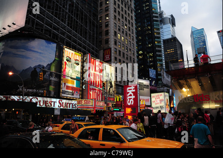 Twilight 7th Avenue insegne al neon, taxi e persone in coda TKTS Ticket Booth, 47th Street, volte/Duffy Square, New York City, Stati Uniti d'America Foto Stock