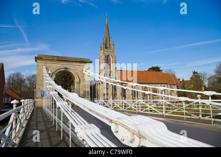 Marlow sospensione ponte e la Chiesa di Tutti i Santi dal Tamigi, Marlow, Buckinghamshire, Inghilterra, Regno Unito Foto Stock