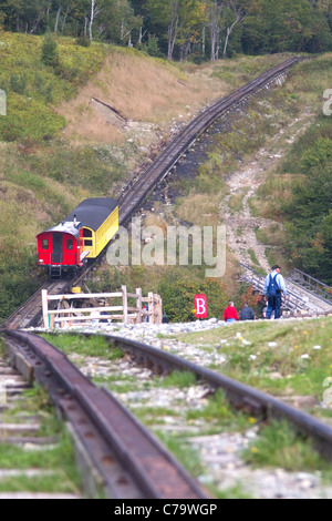 Mount Washington Cog Railway che porta i turisti fino alla vetta del Monte Washington nelle White Mountains, New Hampshire, New England. Foto Stock