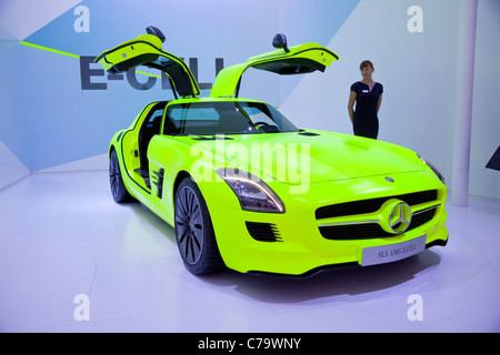 Mercedes SLS AMG e-cella sulla IAA 2011 International Motor Show di Francoforte am Main, Germania Foto Stock