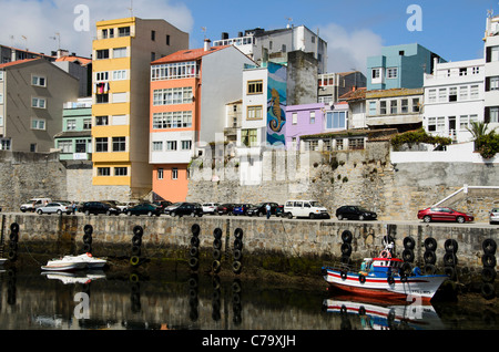 Il porto di Malpica de Bergantiños - costa atlantica della Spagna - regione della Galizia. Foto Stock