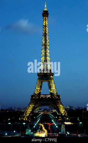 La famosa torre Eiffel è un icona progettato dal suo omonimo, Gustave Eiffel, ed eretta con il ferro battuto per un 1889 fiera mondiale di Parigi, Francia. Foto Stock